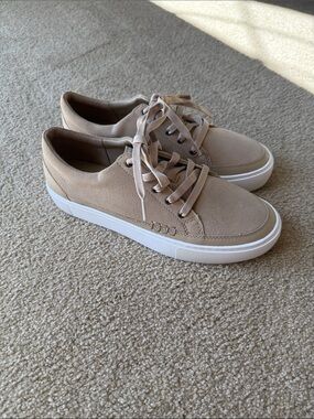 NWT Ugg size 9 “Zilo” platform lace up tan casual sneakers